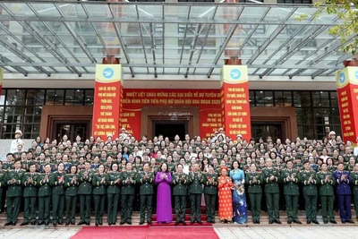 Đại tướng Trịnh Văn Quyết và Phó Chủ tịch nước Võ Thị Ánh Xuân chụp ảnh lưu niệm cùng các đại biểu dự chương trình tuyên dương. (Ảnh: Nguyễn Minh)