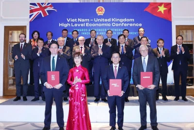 Tổng Bí thư Tô Lâm (giữa) chứng kiến Vietjet trao các hợp đồng đặt mua máy bay với Airbus tại Hội nghị Kinh tế cấp cao Việt Nam-Anh.