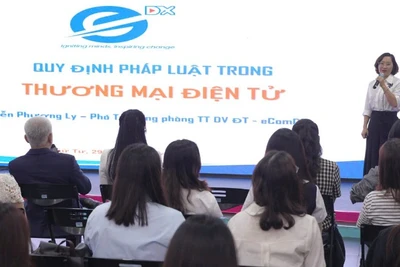 Bà Nguyễn Phương Ly, Phó Trưởng phòng Đào tạo eComDx-Cục Thương mại điện tử và Kinh tế số (Bộ Công Thương) trao đổi các vấn đề pháp lý thương mại điện tử.