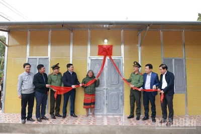 Lãnh đạo Bộ Công an và tỉnh Quảng Trị bàn giao nhà mới cho người dân tại huyện miền núi Hướng Hóa.