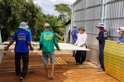Tổ xây nhà từ thiện của tín đồ Phật giáo Hòa Hảo tỉnh An Giang tích cực giúp đỡ người dân trong vùng. (Ảnh: Ban Tôn giáo Chính phủ)