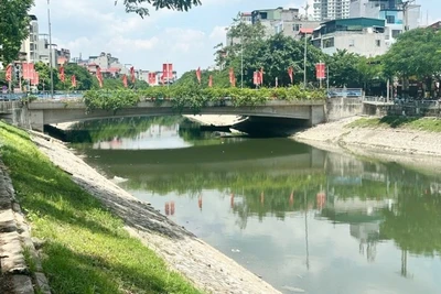 Sông Tô Lịch đã trong xanh trở lại sau khi được cải tạo, bổ cập nước từ Hồ Tây. (Ảnh chụp chiều ngày 5/9/2025)