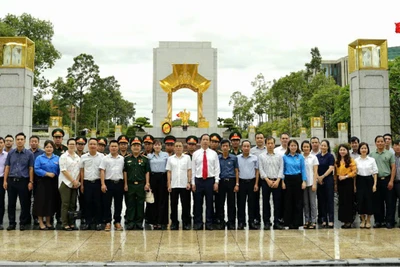 Các đồng chí đại diện lãnh đạo Đảng ủy Ủy ban nhân dân thành phố và đại biểu Công ty chụp ảnh lưu niệm trước Đài tưởng niệm các Anh hùng liệt sĩ trên đường Bắc Sơn. 