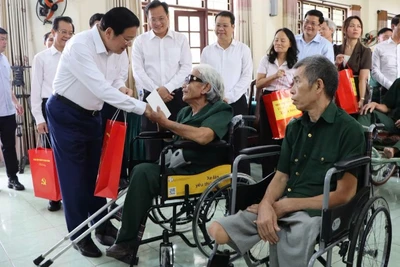 Đồng chí Phan Đình Trạc ân cần thăm hỏi, chúc sức khỏe thương binh, bệnh binh tại Trung tâm Điều dưỡng, chăm sóc người có công tỉnh Hưng Yên.