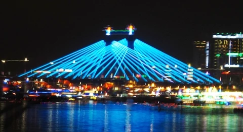 Cầu quay Sông Hàn, biểu tượng của Đà Nẵng hôm nay.