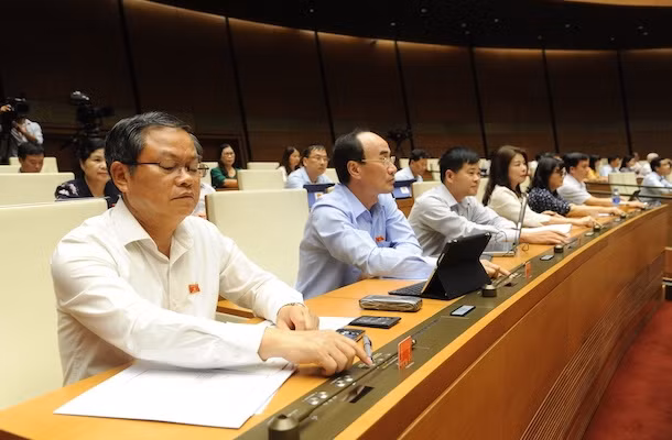 Các đại biểu bấm nút biểu quyết dự thảo Nghị quyết phê chuẩn quyết toán ngân sách nhà nước năm 2017.