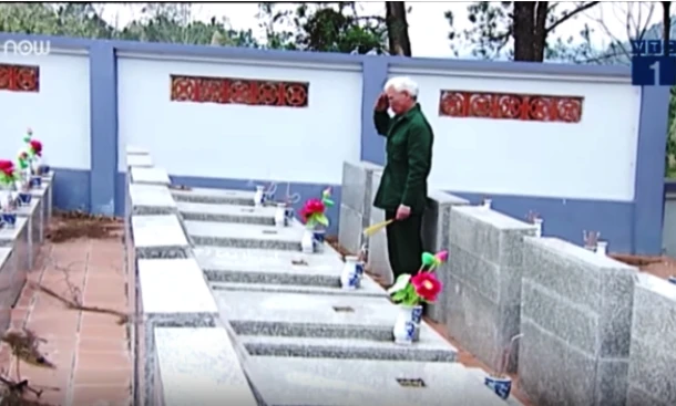 Anh hùng LLVT Lý Trung Phẩm - đồng đội của tác giả, tại Nghĩa trang Liệt sĩ Bản Chắt (Đình Lập - Lạng Sơn). (Ảnh cắt từ clip của VTC1)