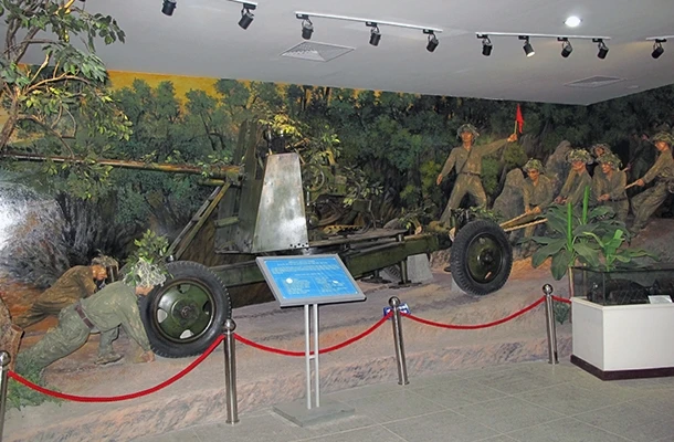 Mô phỏng cảnh tượng bộ đội ta kéo pháo trong Chiến dịch Ðiện Biên Phủ tại Bảo tàng Chiến thắng Lịch sử Ðiện Biên Phủ. Ảnh: Lê Lan