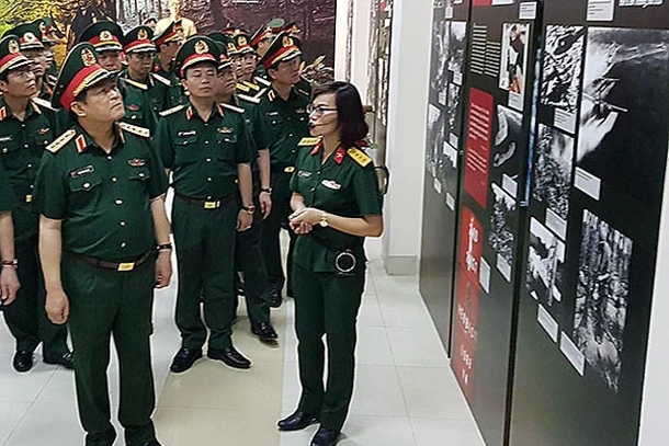 Đại tướng Ngô Xuân Lịch, Ủy viên Bộ Chính trị, Bộ trưởng Quốc phòng tham quan và làm việc tại Bảo tàng Đường Hồ Chí Minh.