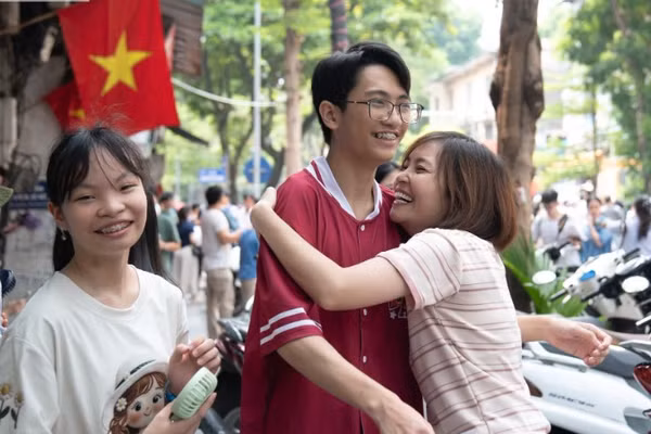 Thí sinh chia sẻ niềm vui với người thân sau khi hoàn thành bài thi cuối cùng của kỳ thi tuyển sinh vào lớp 10 công lập không chuyên. (Ảnh: MINH DUY)