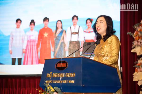 Thứ trưởng Ngoại giao Lê Thị Thu Hằng phát biểu khai mạc Trại hè Việt Nam, ngày 13/7/2026. (Ảnh: MINH DUY)