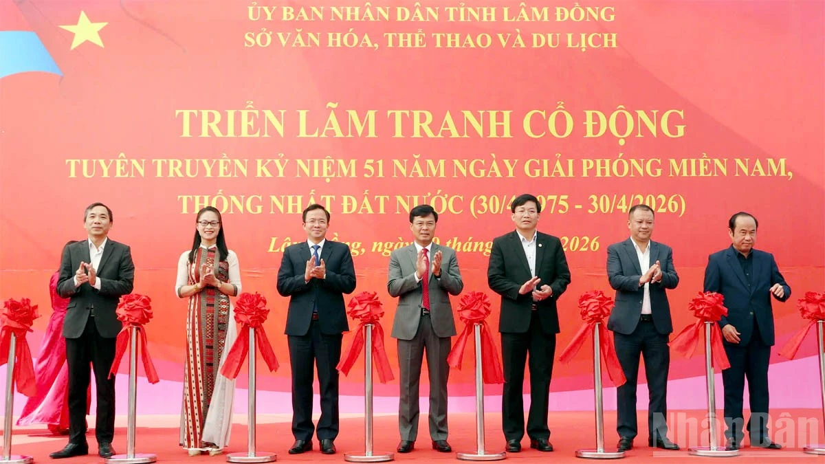 Triển lãm tranh cổ động kỷ niệm 51 năm thống nhất đất nước tại Đà Lạt