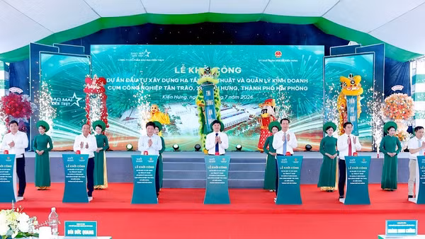 Các đại biểu thực hiện nghi thức khởi công Dự án đầu tư xây dựng hạ tầng kỹ thuật và quản lý kinh doanh Cụm công nghiệp Tân Trào.