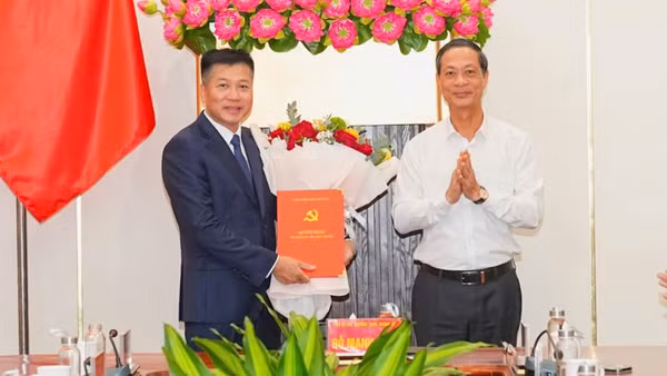 Phó Bí thư Thường trực Thành ủy Hải Phòng Đỗ Mạnh Hiến trao Quyết định của Ban Thường vụ Thành ủy Hải Phòng cho đồng chí Nguyễn Bình Khánh. (Ảnh: ĐÀM THANH)