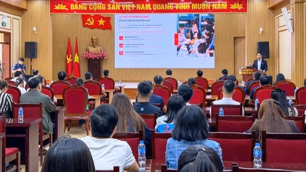 Hội thảo đào tạo chuyển đổi số, chuyển đổi AI cho doanh nghiệp, do Ban Quản lý Khu kinh tế Hải Phòng tổ chức tháng 3/2026, thu hút khoảng 150 doanh nghiệp tham gia.