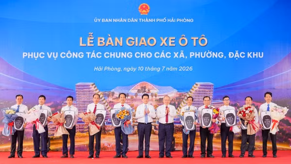 Lãnh đạo thành phố Hải Phòng thực hiện nghi thức giao xe ô tô phục vụ công tác chung cho các xã, phường, đặc khu trên địa bàn.