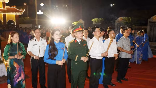 Các đại biểu dâng hương tri ân các anh hùng liệt sĩ. (Ảnh: TRUNG KIÊN)