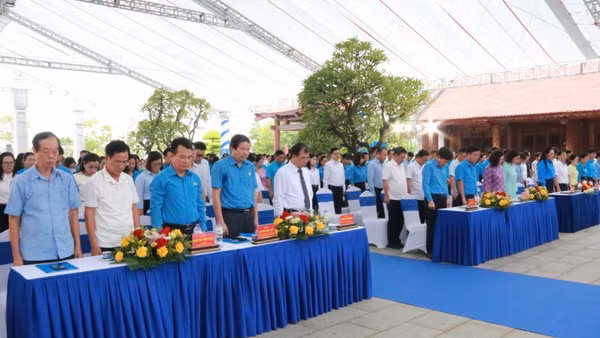 Các đại biểu tưởng niệm đồng chí Nguyễn Đức Cảnh và các Anh hùng liệt sĩ. (Ảnh: DUYÊN VŨ)