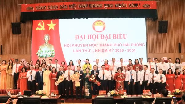 Ban Chấp hành Hội Khuyến học thành phố Hải Phòng khóa I ra mắt tại Đại hội.