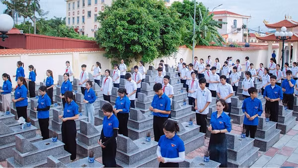 Các cấp bộ Đoàn thành phố Hải Phòng đã đồng loạt tổ chức ra quân chăm sóc phần mộ, dâng hương tưởng niệm tại 100% đền, đài tưởng niệm, nghĩa trang liệt sĩ và công trình ghi công liệt sĩ trên địa bàn thành phố. (Ảnh: Thành Đoàn Hải Phòng)