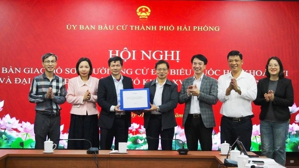 Ủy ban Bầu cử thành phố Hải Phòng vừa tổ chức hội nghị bàn giao hồ sơ người ứng cử đại biểu Quốc hội khóa XVI và đại biểu Hội đồng nhân dân thành phố nhiệm kỳ 2026-2031 cho Ban Thường trực Ủy ban Mặt trận Tổ quốc Việt Nam thành phố Hải Phòng.