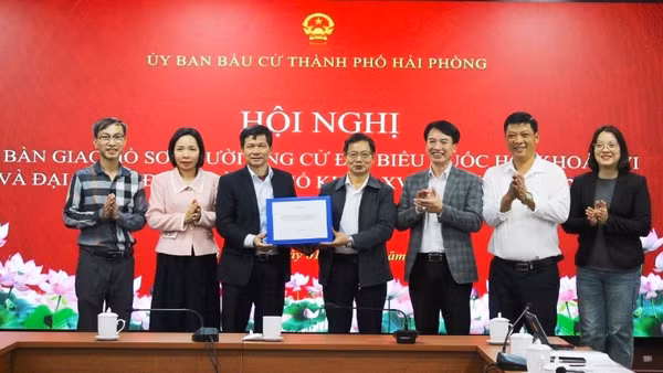 Ủy ban Bầu cử thành phố Hải Phòng vừa tổ chức hội nghị bàn giao hồ sơ người ứng cử đại biểu Quốc hội khóa XVI và đại biểu Hội đồng nhân dân thành phố nhiệm kỳ 2026-2031 cho Ban Thường trực Ủy ban Mặt trận Tổ quốc Việt Nam thành phố Hải Phòng.