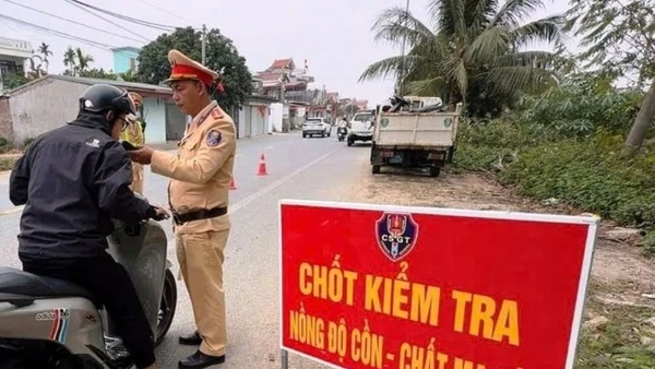 Cảnh sát giao thông Công an Hải Phòng lập chốt kiểm tra nồng độ cồn-chất ma túy dịp Tết Nguyên đán Bính Ngọ 2026.