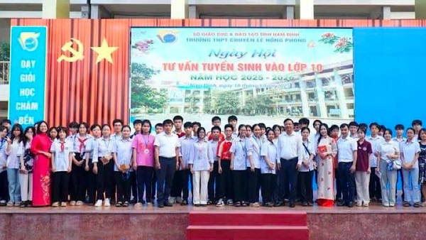 Các thầy, cô giáo và học sinh các trường trung học cơ sở chất lượng cao trên toàn tỉnh Nam Định dự “Ngày hội tư vấn tuyển sinh vào lớp 10” năm học 2025-2026, tại Trường THPT chuyên Lê Hồng Phong.