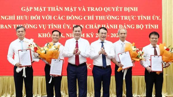 Trao quyết định nghỉ hưu cho các đồng chí Ủy viên Ban Thường vụ Tỉnh ủy, Ủy viên Ban Chấp hành Đảng bộ tỉnh Nam Định khóa XX.