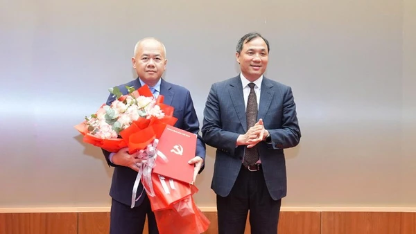 Đồng chí Phó Trưởng Ban Thường trực Ban tổ chức Trung ương Hoàng Trung Dũng trao Quyết định, chúc mừng đồng chí Đỗ Thành Trung.