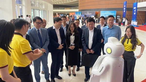 Đại biểu tham quan gian hàng công nghệ tại Diễn đàn kiến tạo thành phố số của Hải Phòng năm 2025. (Ảnh minh họa: XUÂN TRƯỜNG)