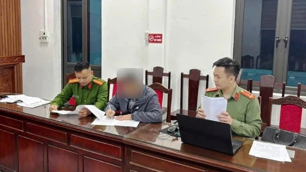 Phòng An ninh mạng và phòng chống tội phạm sử dụng công nghệ cao Công an thành phố Hải Phòng xử phạt trường hợp đăng tải bình luận xuyên tạc, xúc phạm lãnh đạo thành phố trên không gian mạng. (Ảnh: Công an Hải Phòng)