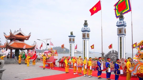 Nhân dân địa phương thực hiện lễ rước đàn. (Ảnh: ĐÀM THANH)