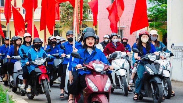 Đội hình thanh niên tình nguyện ra quân tuyên truyền về cuộc bầu cử.