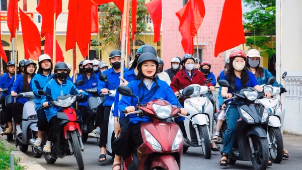 Đội hình thanh niên tình nguyện ra quân tuyên truyền về cuộc bầu cử.