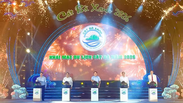 Các đại biểu thực hiện nghi thức khai mạc du lịch Cát Bà năm 2026.