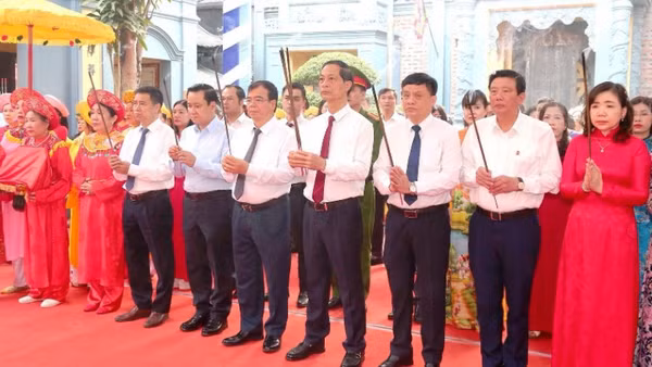 Các đại biểu dâng hương trong Lễ cáo yết tại Di tích lịch sử văn hóa cấp quốc gia đền Nghè, mở đầu cho các hoạt động của Lễ hội truyền thống Nữ tướng Lê Chân - Xuân Bính Ngọ 2026.