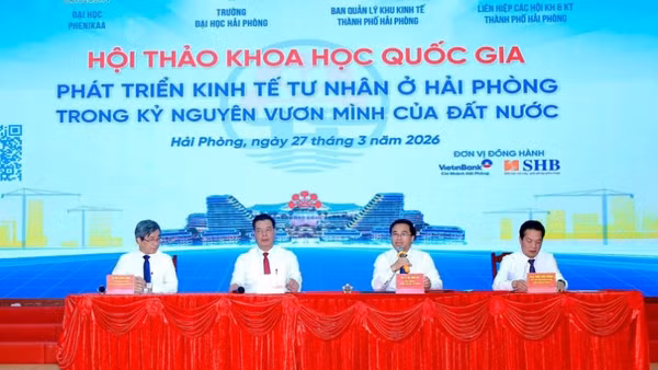 Chủ tọa Hội thảo khoa học quốc gia về phát triển kinh tế tư nhân tại Hải Phòng.