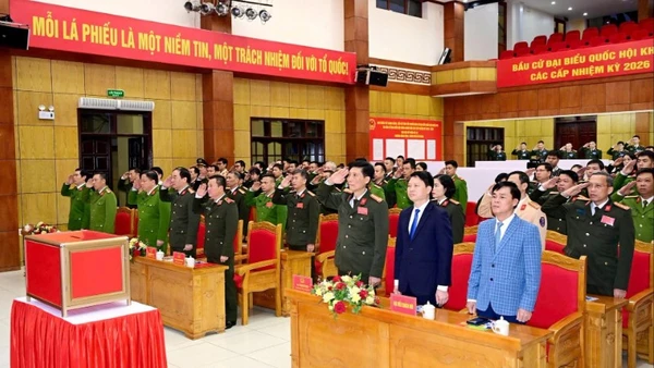 Cán bộ, chiến sĩ Công an thành phố Hải Phòng tham dự Lễ khai mạc bầu cử.