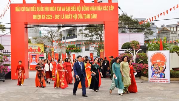 Cử tri Hải Phòng trong ngày hội non sông.