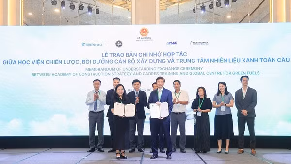 Học viện Chiến lược, bồi dưỡng cán bộ xây dựng và Trung tâm Nhiên liệu xanh toàn cầu (GCGF) tiến hành trao đổi Biên bản ghi nhớ hợp tác (Ảnh: Tạ Hải)