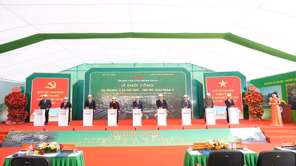 Các đại biểu bấm nút khởi công dự án nhà ở xã hội HUD - Phú Mỹ tại tỉnh Quảng Ngãi. (Ảnh: ĐỨC MẠNH)