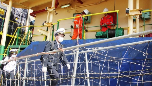 Cán bộ, nhân viên Trung tâm Kiểm dịch y tế quốc tế (Sở Y tế Hải Phòng) tăng cường công tác kiểm soát dịch bệnh tại các tàu quốc tế đến Hải Phòng. (Ảnh: HOÀNG HUẾ)