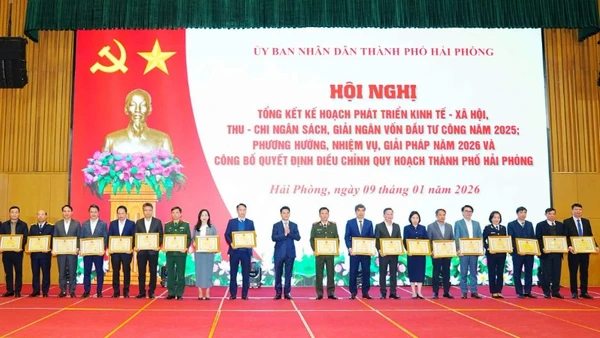 Chủ tịch Ủy ban nhân dân thành phố Hải Phòng Lê Ngọc Châu khen thưởng các tập thể, cá nhân hoàn thành xuất sắc nhiệm vụ năm 2025.