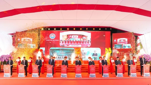 Các đại biểu thực hiện nghi thức khởi công Dự án đầu tư xây dựng và kinh doanh kết cấu hạ tầng Khu công nghiệp Tiên Lãng 1.