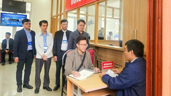 Cán bộ Sở Xây dựng Hải Phòng giải đáp, hướng dẫn về hồ sơ, trình tự thực hiện chính sách nhà ở xã hội.