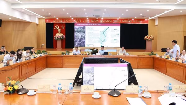 Toàn cảnh cuộc họp Hội đồng thẩm định điều chỉnh quy hoạch tỉnh Khánh Hòa thời kỳ 2021-2030, tầm nhìn đến năm 2050. (Ảnh: Lan Hương)