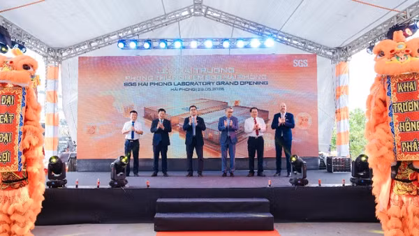 Các đại biểu thực hiện nghi thức khai trương Phòng thử nghiệm SGS Hải Phòng tại Khu công nghiệp Nam Cầu Kiền (Hải Phòng). 