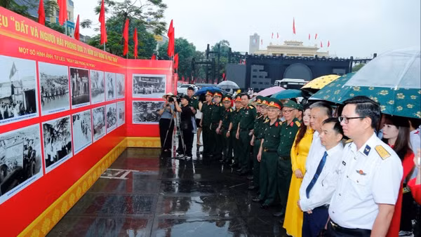 Các đại biểu tham quan triển lãm.
