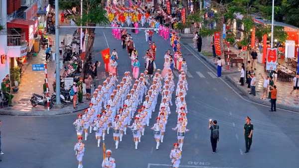 Đoàn diễu hành đi qua các tuyến phố quanh dải vườn hoa trung tâm thành phố Hải Phòng.